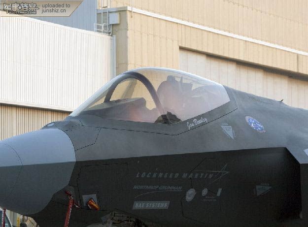 Buồng lái máy bay F-35 của không quân Mỹ. Buồng lái J-20 được cho là rất giống với F-35.